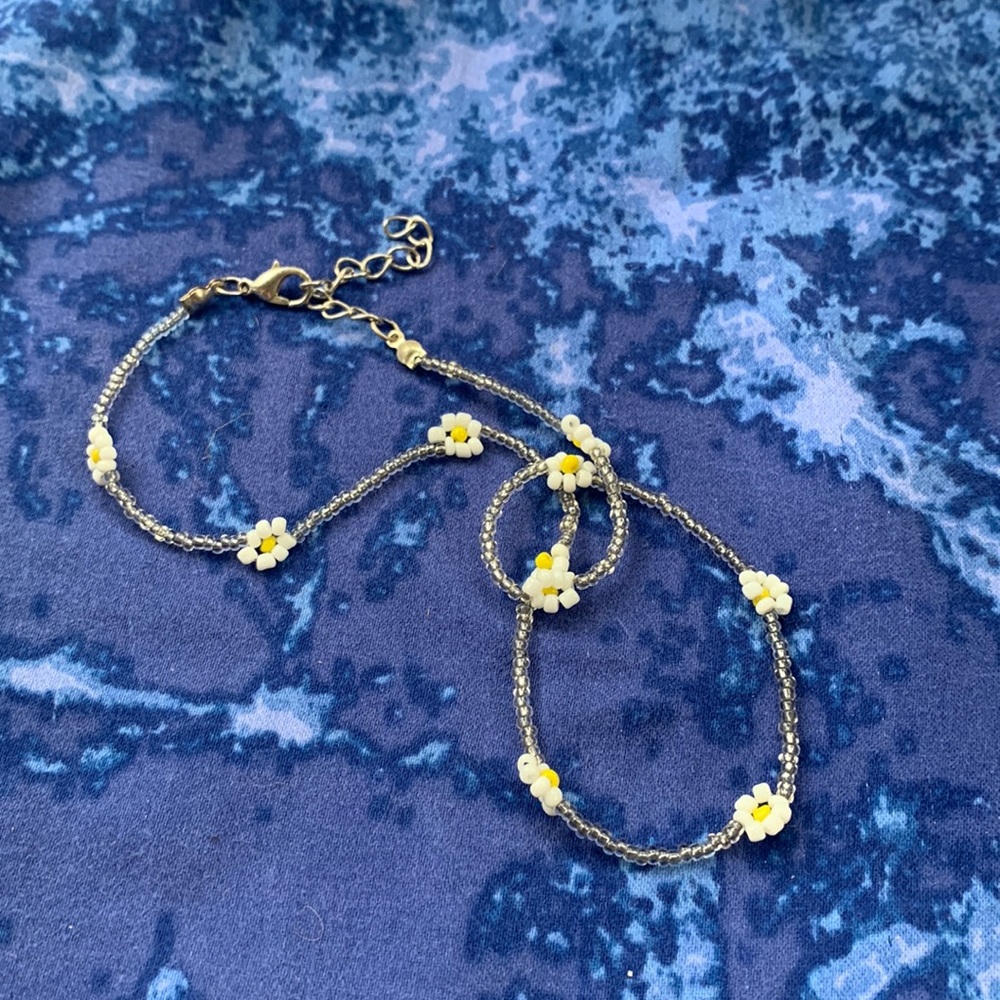 Adorable and simple flower choker